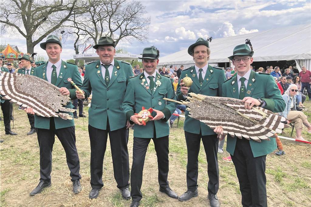 Schützenfest in Elmenhorst: Kay Wiesemann wird der neue König Die Schützenbrüder, die die Insignien abgeschossen hatten.