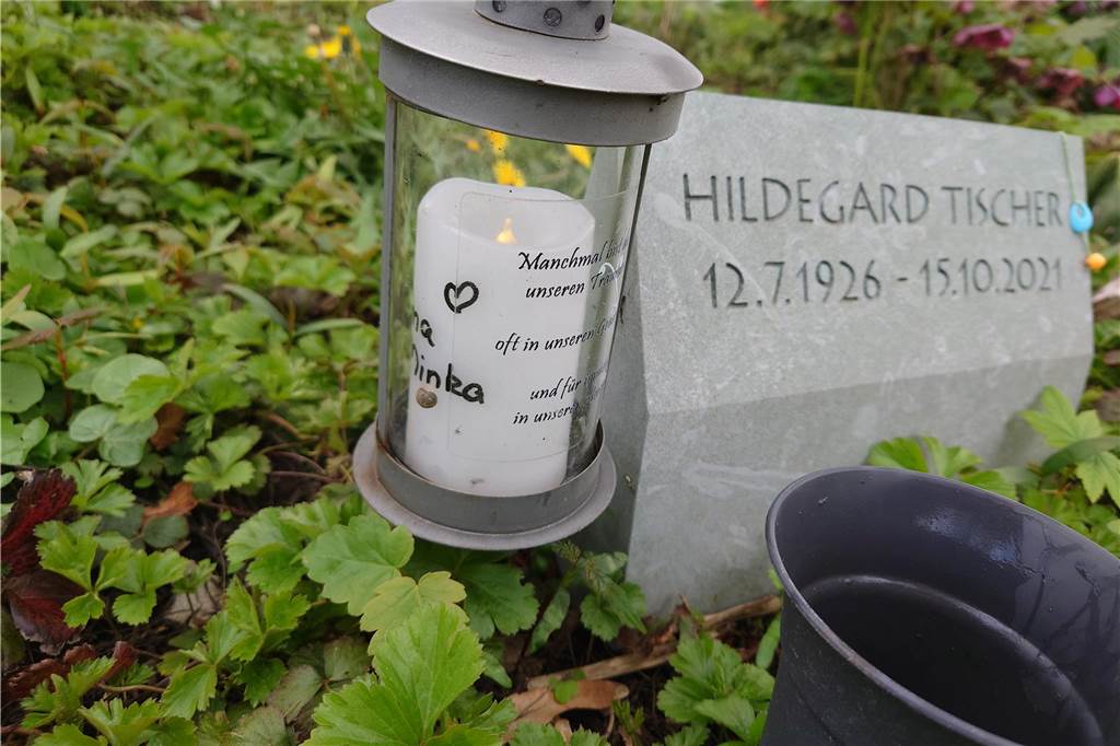 Vier Mal schlugen Diebe am selben Grab zu: Witwe fühlt sich „angegriffen“ Grablicht auf dem Grab von Alexandra Vasilious Oma auf dem evangelischen Friedhof in Mengede.