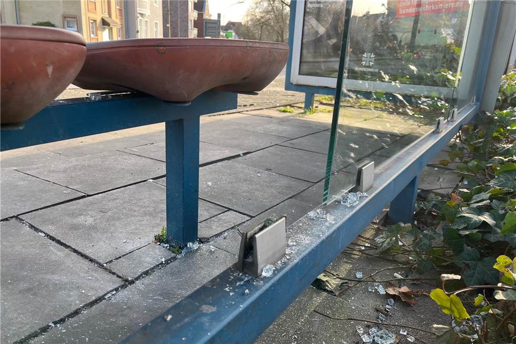 Kaputte Scheiben an Bushäuschen und Autos: Zerstörungswelle in Dorsten Zerstörte Scheibe eines Wartehäuschens