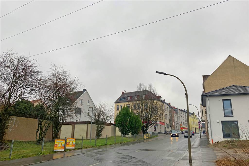 7,5 Kilometer quer durch den Dortmunder Süden: Hier verschwinden 30 stählerne Riesen Auch diese Leitungen über der Preinstraße sind bald Vergangenheit.