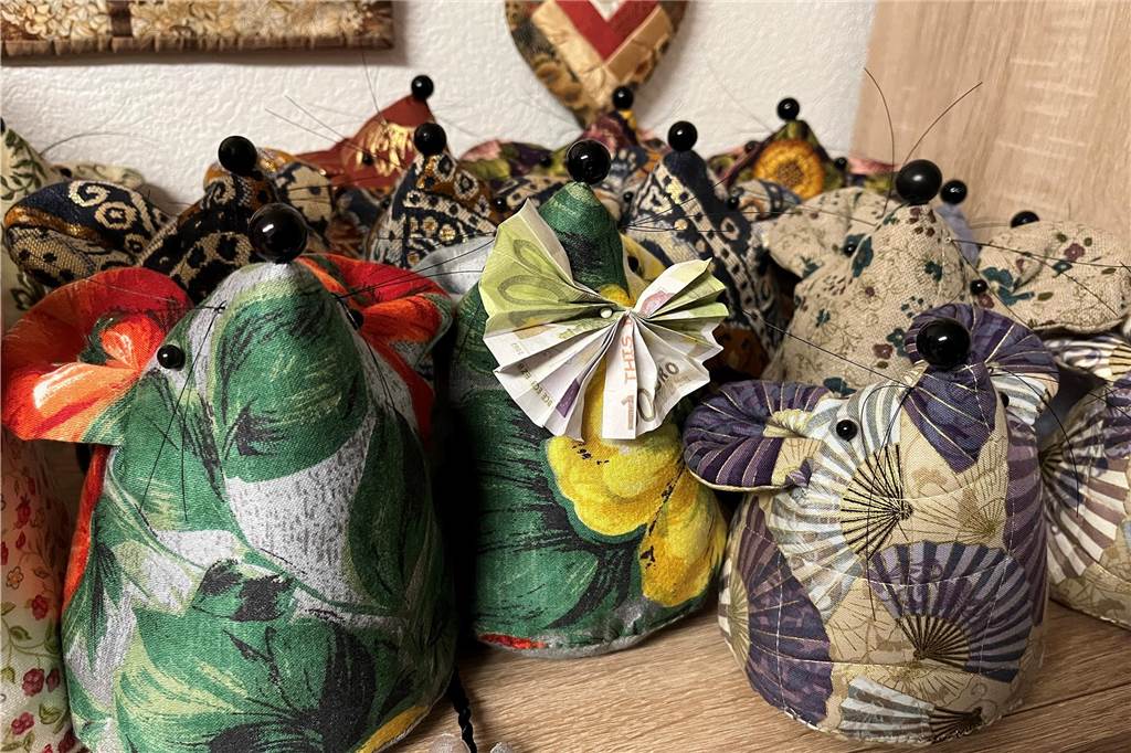 Sigrid Feldmann verkauft Quilts für das Projekt „Brücken bauen“ Patchwork-Mäuse