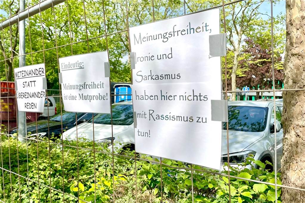 Ärger um Lkw-Botschaften: Warum arbeitet die Firma noch auf städtischen Baustellen? Auch diese Reaktionen gab es: Irgendjemand hängte diese Plakate an den Bauzaun am Goethe-Gymnasium in Dortmund, die die Firma Stegemöller unterstützen. „Eindeutig: Meinungsfreiheit ist eine Mutprobe“ steht da unter anderem.