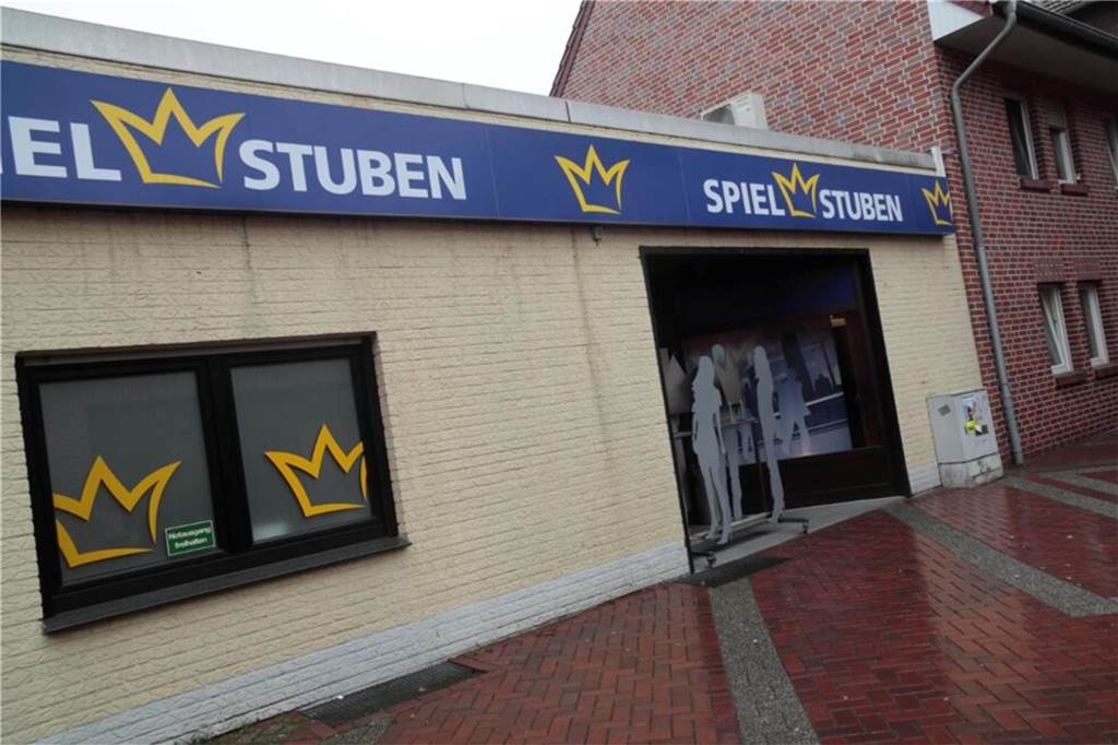 Anklage gegen Serien-Räuber erhoben: Vredener droht lange Haftstrafe Auch diese Spielhalle am Domhof soll der Vredener überfallen haben. Beute: 100 Euro.