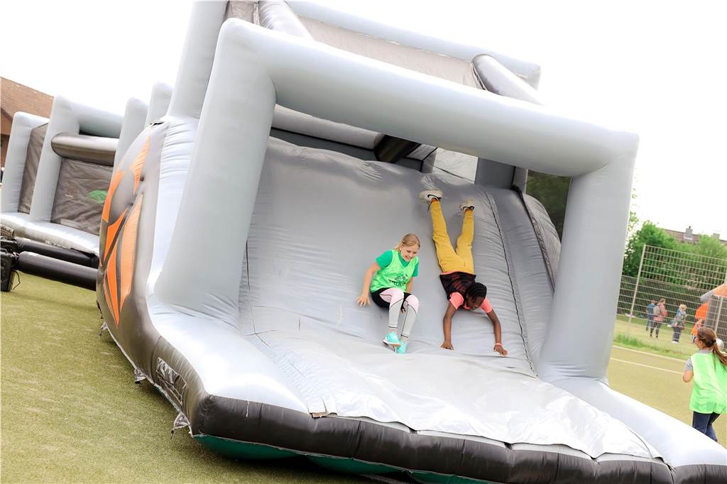 Ein besonderes Sportfest an der Grundschule Grafenwald Auch diese XXL-Rutsche sorgte für Spaß.