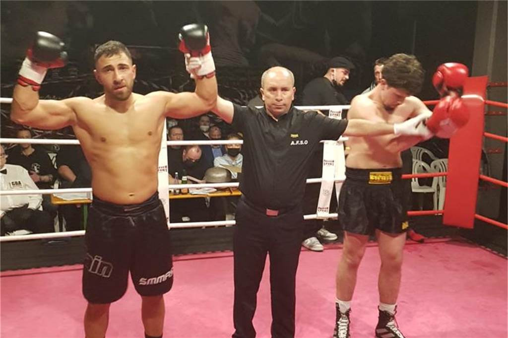 Kicken oder Boxen? Meckinghovens Neuzugang aus Vinnum kann beides richtig gut Auch diesen Kampf konnte Demir gewinnen. Nur bei seinem allerersten Kampf musste er sich mit einem Unentschieden begnügen.