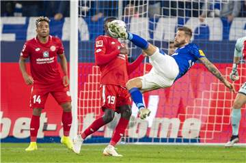 Auch dieser Fallrückzieher von Guido Burgstaller (r.) findet nicht den Weg ins Schalker Tor.