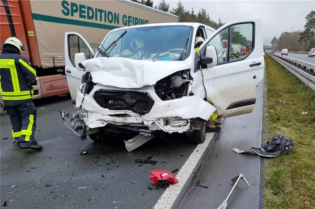 A 31 war gesperrt - sechs Menschen wurden bei Unfall verletzt Auch dieser Kleintransport war in den Unfall verwickelt.