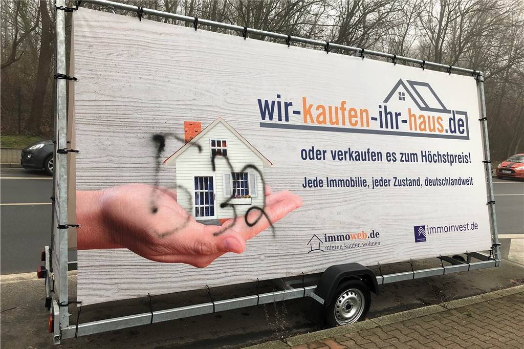 Werbefahrzeuge blockieren Parkplätze: Das sagt die Stadt Lünen Auch dieser Werbeanhänger wurde offensichtlich von Vandalen mit Graffiti besprüht. Es ist einer von mindestens zwei Fällen an der Konrad-Adenauer-Straße.