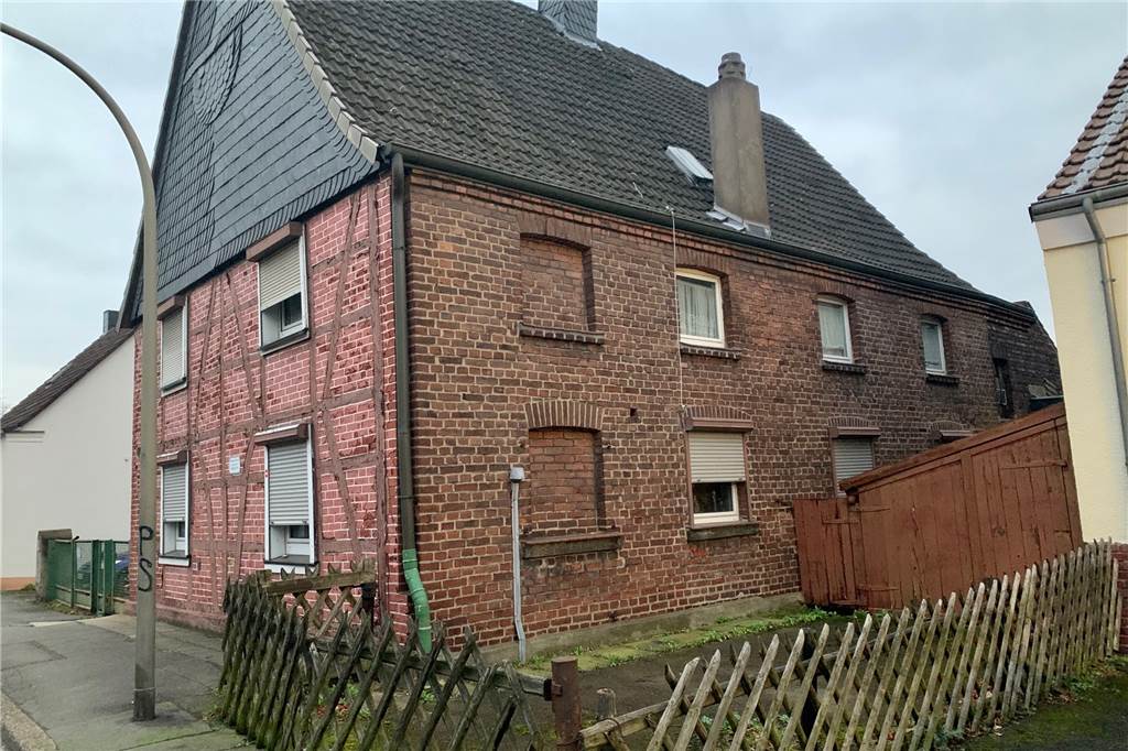 Ein Dorf kämpft um seine Mitte: die historische Straßenführung ist einmalig in Dortmund Auch dieses alte Bauernhaus wird vermutlich abgerissen.