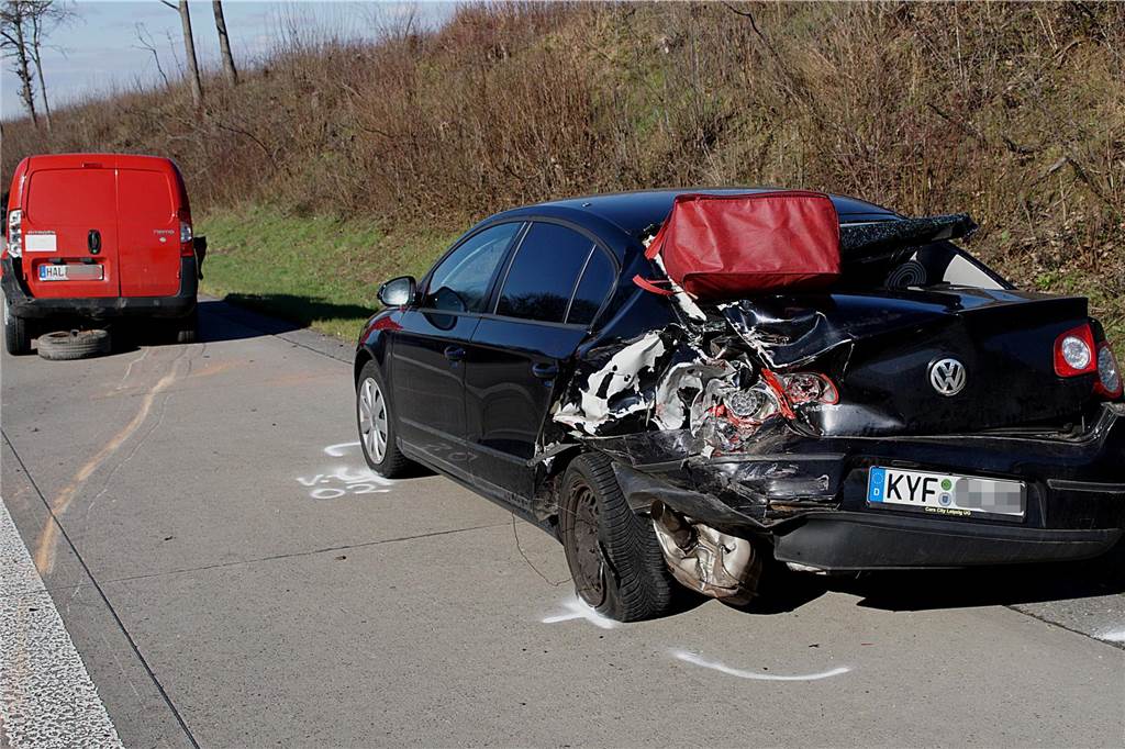 Unfall und zwei Folgeunfälle auf der A44 Auch dieses Auto war an dem Unfall auf der A44 bei Unna beteiligt.