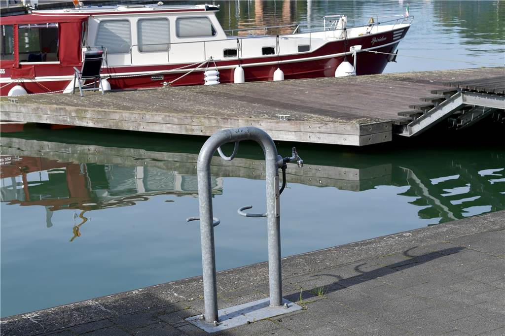 Vandalismus am Preußenhafen: Wer Leben retten will, greift ins Leere Auch dieses Gerüst ist für einen Rettungsring vorgesehen.