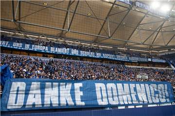 Auch dieses Transparent gab es in der Arena: Ein Dankeschön an den beurlaubten Ex-Trainer Domenico Tedesco.