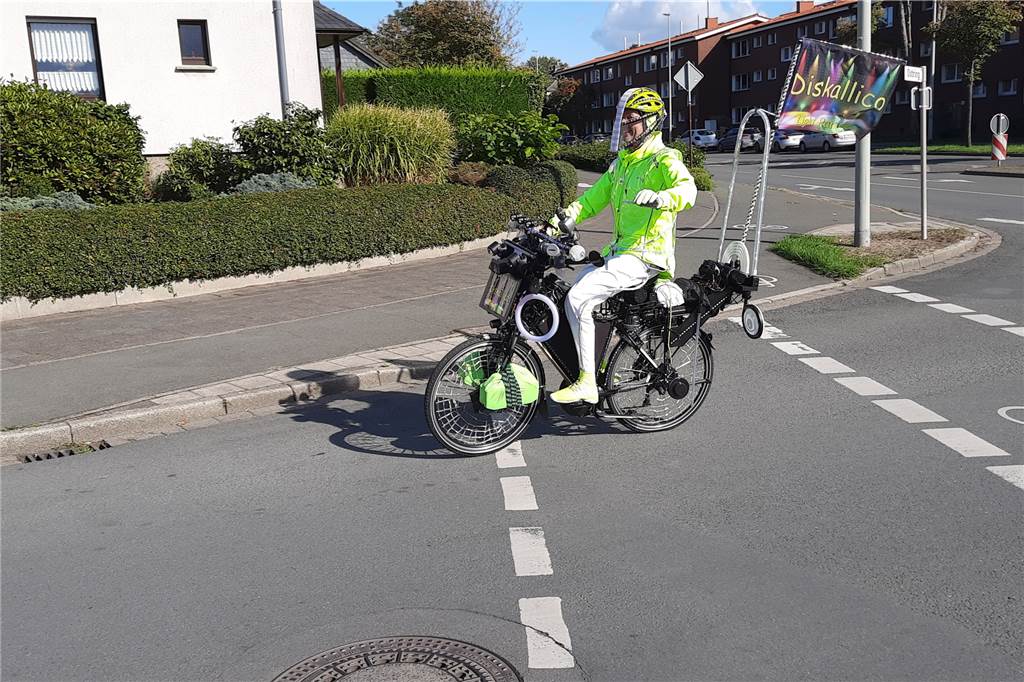 „Kidical Mass“ in Werne: Über 70 Teilnehmer und eine Lokalberühmtheit sind dabei Karl Jehle alias Diskallico fährt auf seinem Lichtfahrrad.