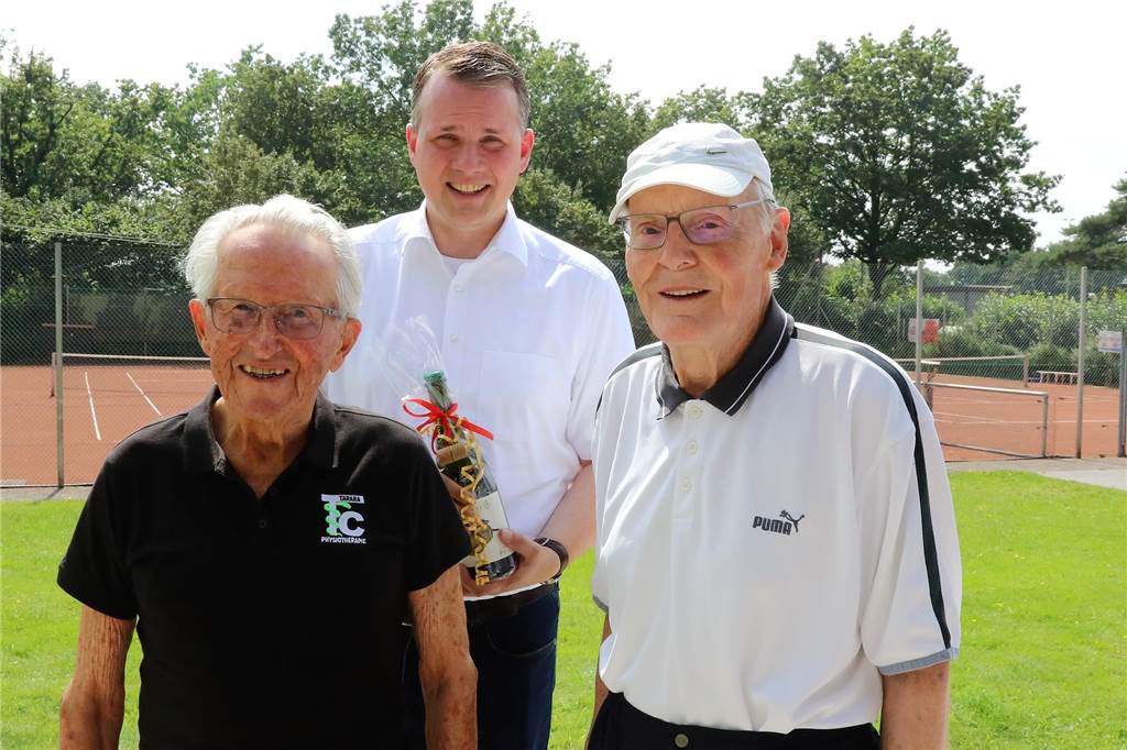 Deutschlands ältestes Doppel spielt in Rhade: Guinnessbuch-Antrag läuft Auch Dorstens Bürgermeister Tobias Stockhoff gratulierte Dietrich Elsner (l.) und Egon Kraft (r.).