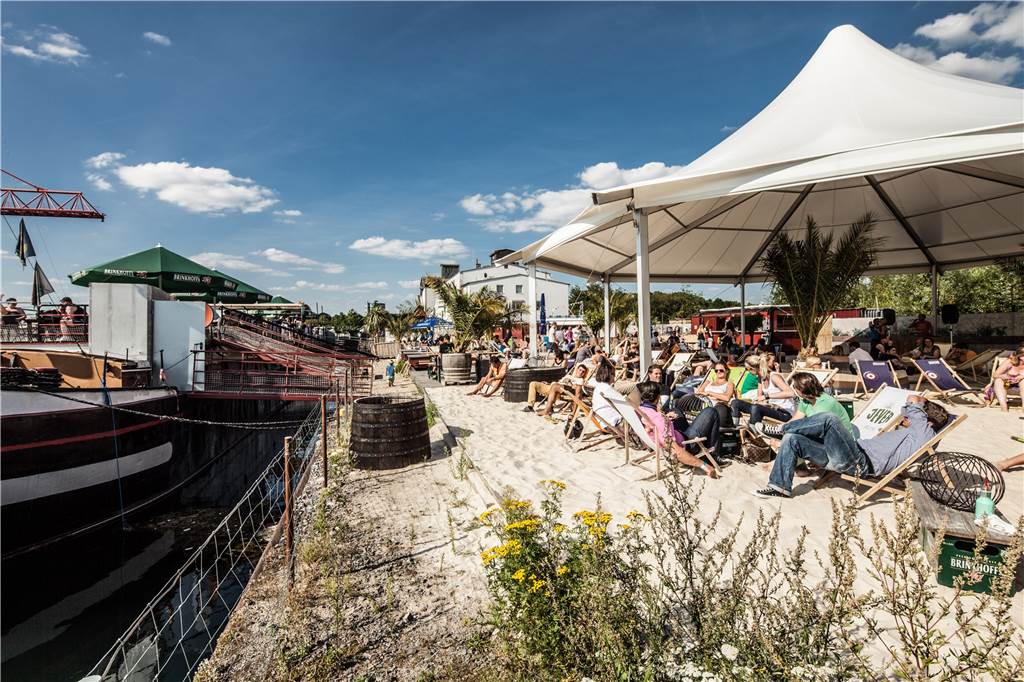 Außengastronomie bald erlaubt: Dortmunder Gastronom ordert das Bier Auch Dortmunds Stadtstrand „Herr Walter“ im Hafen könnte theoretisch nächste Woche wieder öffnen. Betreiber Oliver Buschmann hat es angesichts der Wetterlage jedoch nicht so eilig. „Wir brauchen 20 Grad und Sonne damit es sich lohnt“, sagt er.