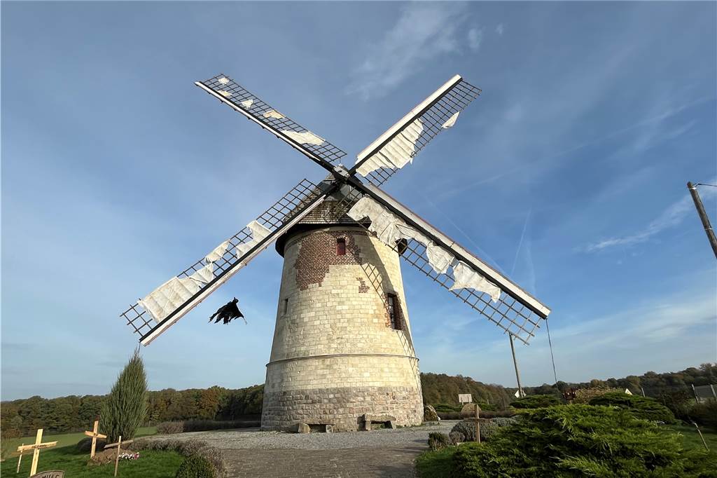 Halloween in Frankreich: Uralte Mühle wird zum Grusel-Schauplatz Auch draußen wurde die Mühle gruselig geschmückt.