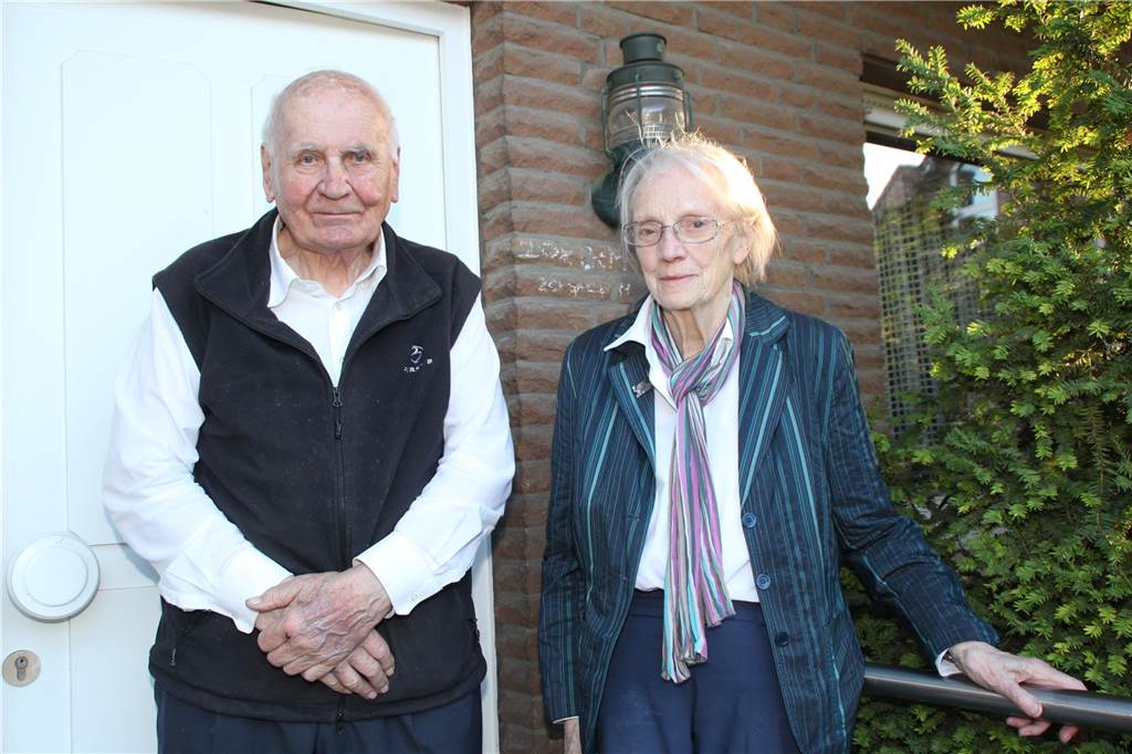 Bernhard Siegmund Strauch feiert bald 90. Geburtstag Bernhard Siegmund Strauch und seine Frau Marianne stehen vor ihrem Haus in Lünen.