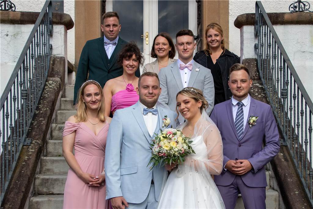 Klassentreffen zur Hochzeit: Lisa Korsten und Mathias Zasada heiraten Auch ehemalige Schulkameraden kamen zur Hochzeit von Lisa (geborene) Korsten und Mathias Zasada am Haus Goldschmieding.