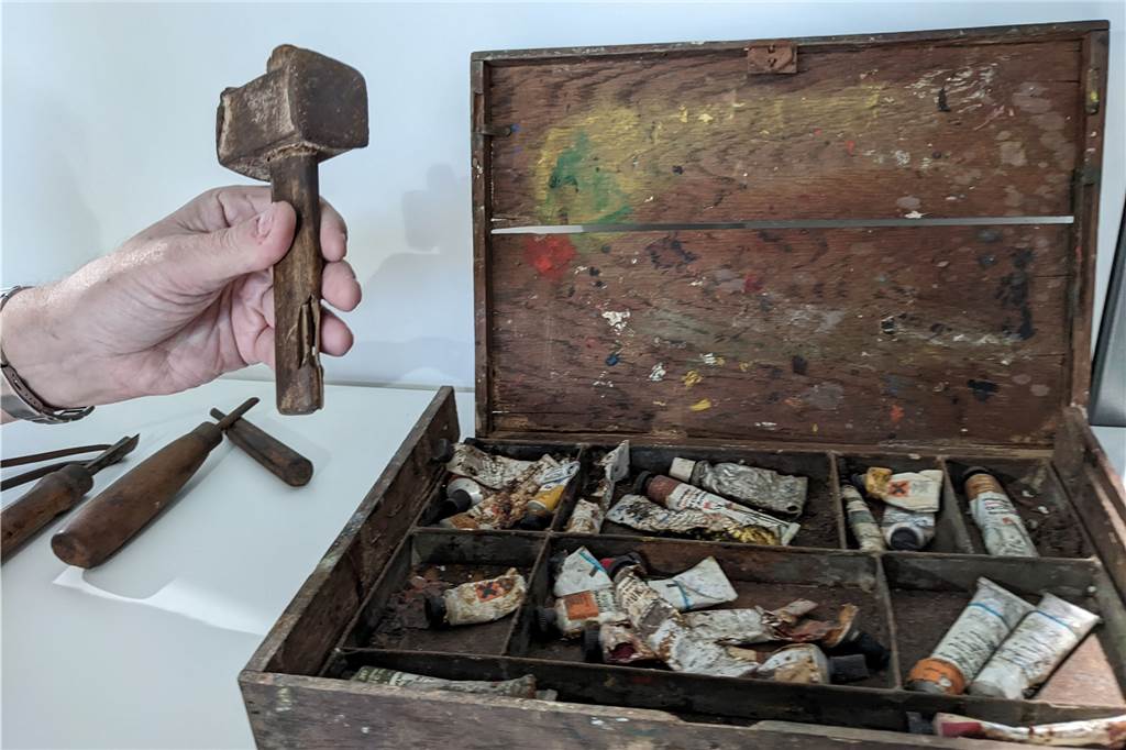 Tisa-Archiv in Dorsten öffnet mit Dreier-Ausstellung seine Türen Auch ein alter Malkasten von Tisa und Werkzeuge, das sie von dem berühmten Bildhauer Henry Moore bekommen hat, wurden dem Tisa-Archiv aus Privatbesitz anvertraut.