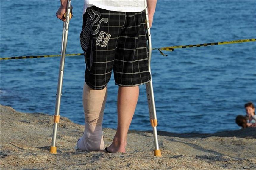 Auch ein eher harmloser Unfall kann auf Reisen im Ausland teuer werden. Denn die gesetzliche Krankenkasse übernimmt oft nicht alle Kosten. Eine Auslandskrankenversicherung ist daher sinnvoll. Foto: Andrea Warnecke
