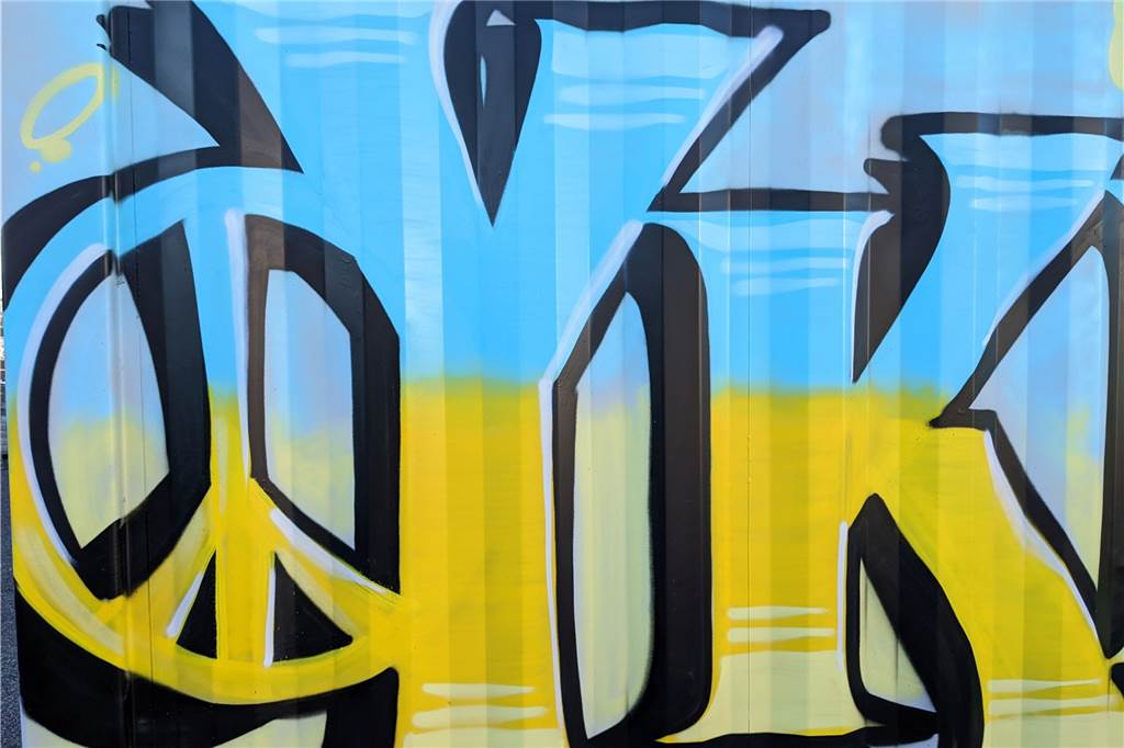 Einrichtungen in Dorsten setzen künstlerisches Zeichen des Protestes Auch ein Friedenszeichen ist den gelb-blauen Schriftzug integriert.
