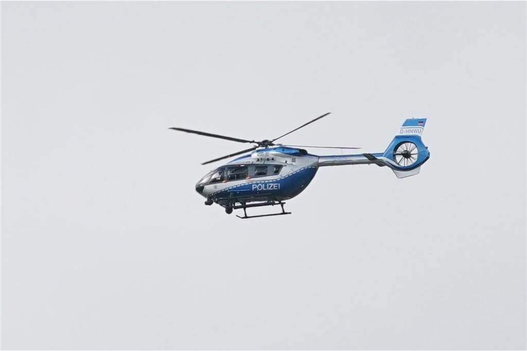 Polizei suchte Fünfjährigen im Dorney – auch Helikopter war im Einsatz Auch ein Hubschrauber der Polizei Dortmund (Symbolbild) suchte nach dem Kind, das sich alleine und offensichtlich verwirrt im Dorneywald aufhielt.