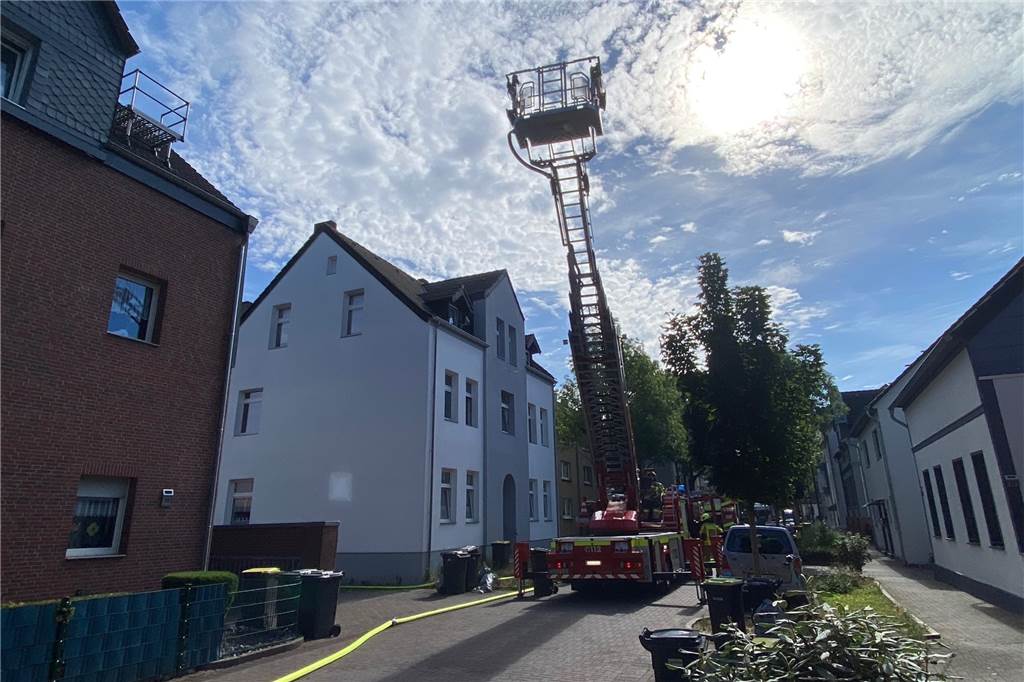 Auch ein Kranwagen kam zum Einsatz.