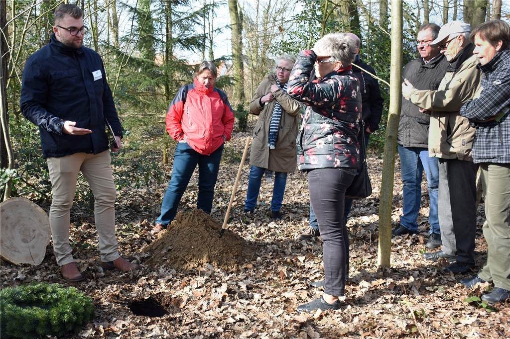 In der Ruhestätte Natur finden bereits in dieser Woche erste Urnenbeisetzungen statt Auch ein Mustergrab konnte besichtigt werden.