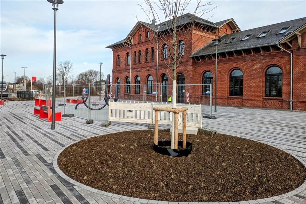 Großbaustelle am Bahnhof: Wann das Hindernis Treppenturm abgebaut wird Auch ein neuer Vorplatz ist errichtet worden
