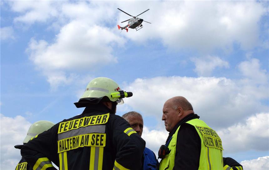 Feuerwehr suchte Mann im Halterner Stausee Auch ein Polizehubschrauber mit Wärmebildkamera suchte nach dem vermissten Mann.
