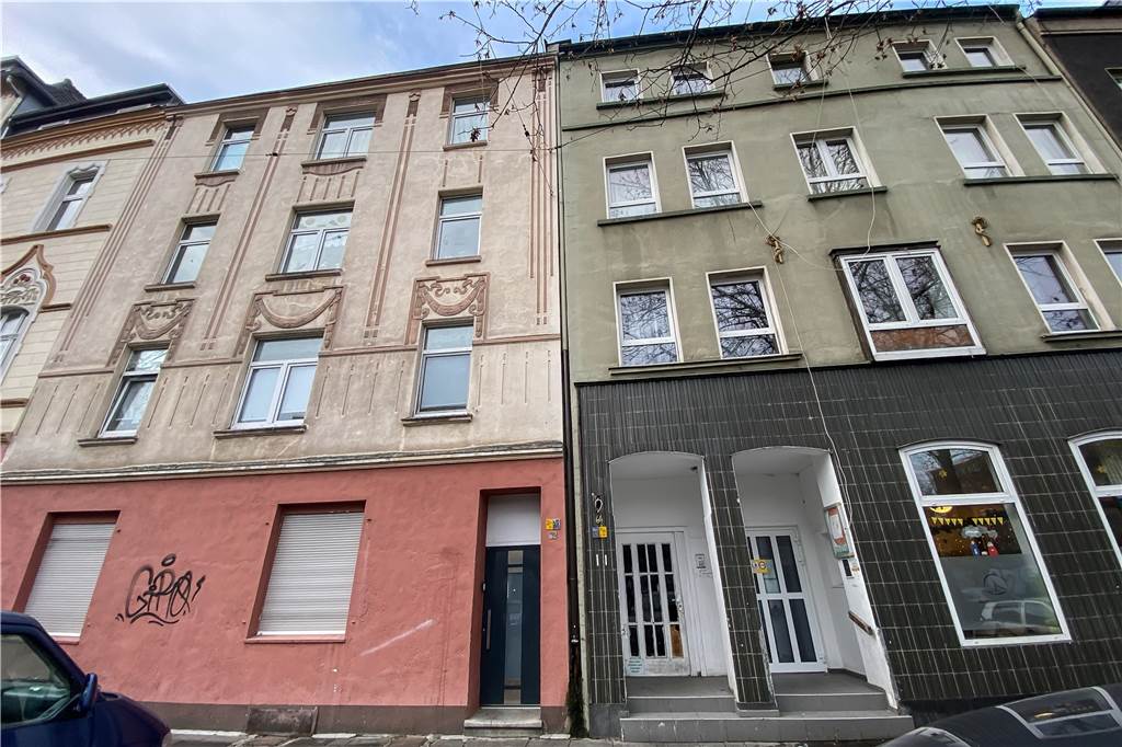 Auch ein Sanierungsfall: Das Wohnhaus Oesterholzstraße 64 (r.) stand 2020 schon kurz vor einer Stromsperre.