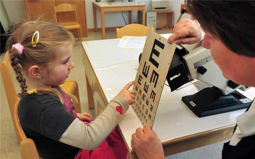 Viele Selmer i-Männchen haben Sprachstörungen Auch ein Test der Sehfähigkeit gehört zur Schuleingangsuntersuchung. Die wurde jetzt im gesamten Kreis Unna, also auch in Selm, durchgeführt.