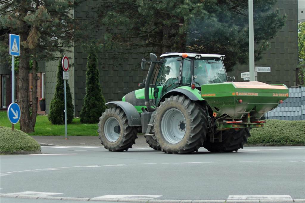 Teilsperrung der Bahnhofstraße: Viele missachten Anlieger-Straße Auch ein Traktor bog in die Ottostraße ein.