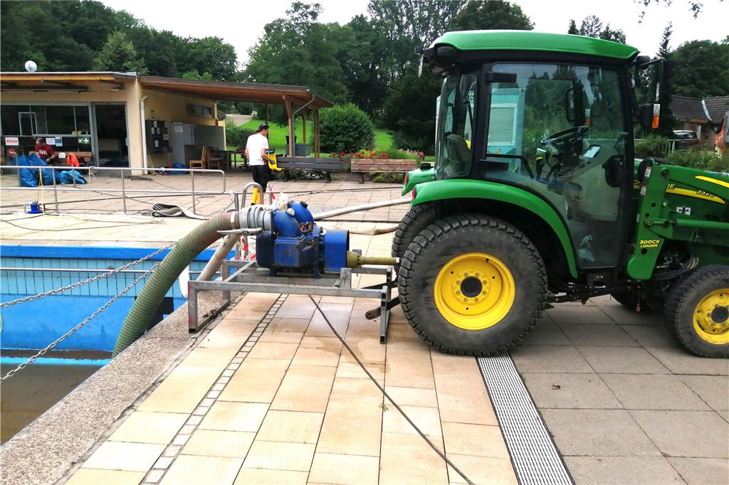 Freibad Wellinghofen: Becken nach drei Tagen fertig geputzt, aber die Technik streikt Auch ein Trecker kam bei der Säuberung des Beckens zum Einsatz.