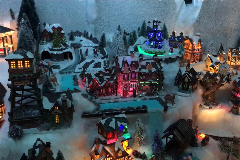 Ehepaar erschuf wunderschöne Miniaturwelt - und den Halterner Nikolausmarkt Auch ein Walddorf ist Teil der Winterwunderwelt.