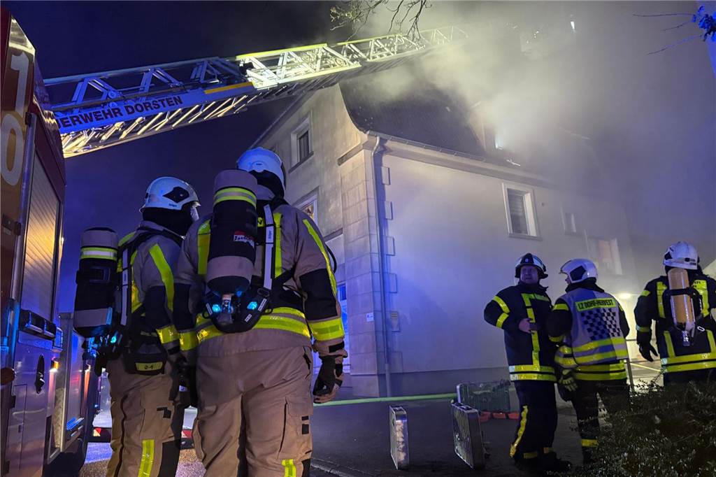 Brand: Familie verliert an Weihnachten ihre Wohnung Auch eine Drehleiter kam zum Einsatz.
