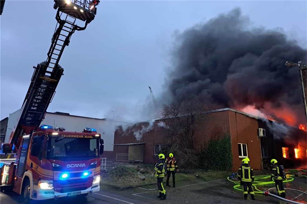 Großbrand auf AV 3/7: Bürogebäude brennt Auch eine Drehleiter setzt die Feuerwehr bei den Löscharbeiten ein.