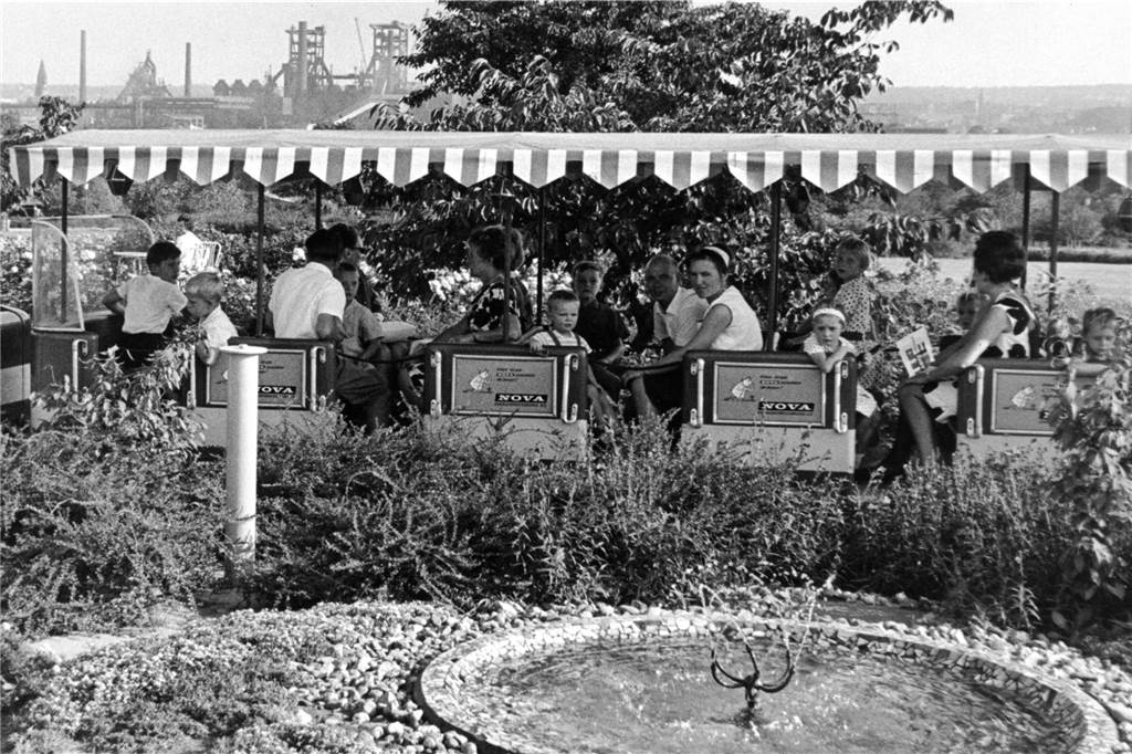 Auch eine Fahrt mit der Kleinbahn gehörte schon 1959 zu den Attraktionen bei der Bundesgartenschau im heutigen Westfalenpark.