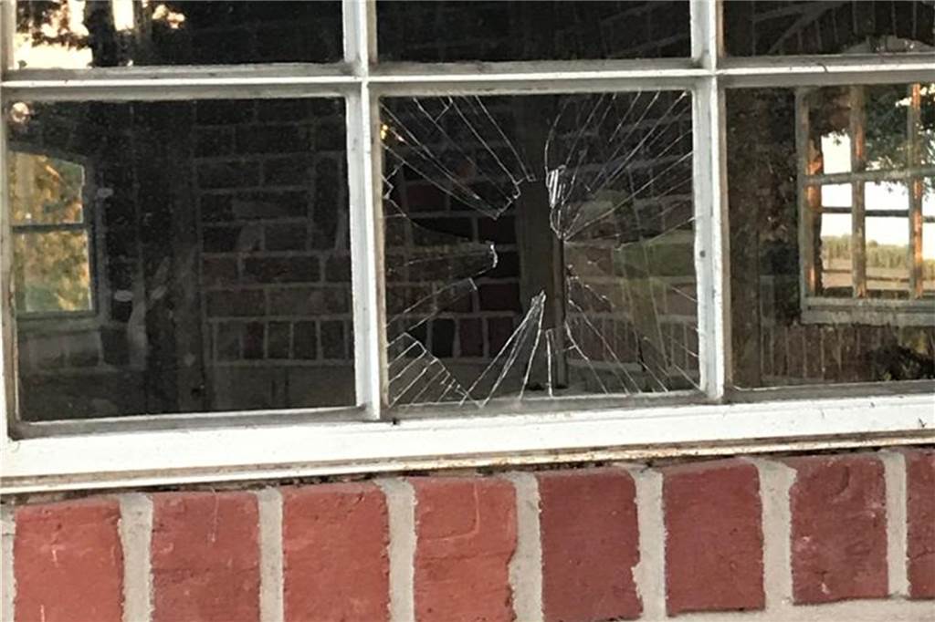 Schützenverein Haulingort reicht es: „Neues Maß an Vandalismus“ Auch eine Fensterscheibe wurde eingeschlagen.