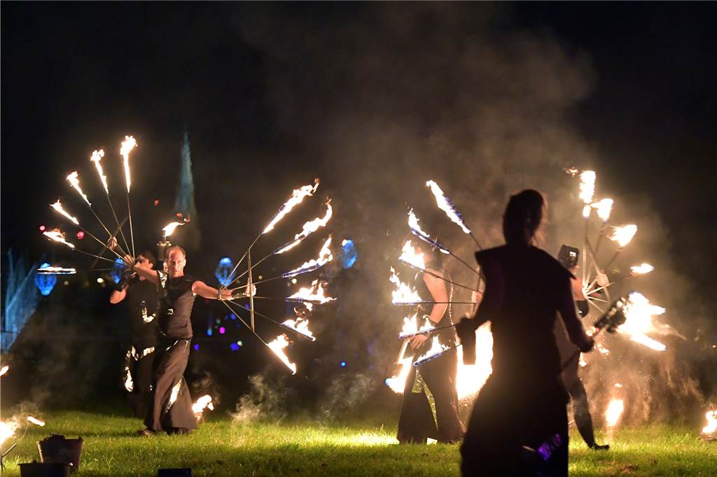 Bunter Himmel über Lünen: Im Oktober ist wieder Drachenfest Zwei Akteure schwingen Feuerkeulen.