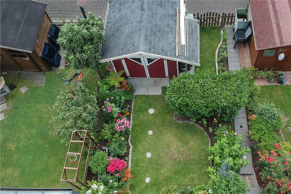 Auch eine kleine Gartenhütte findet Platz.