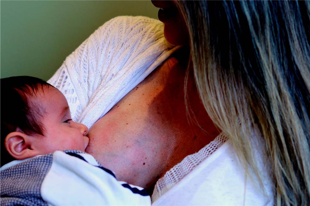 „Familienbüro“ in Schwerte: Stadt soll finanzielle Mittel prüfen Frau stillt ein Baby