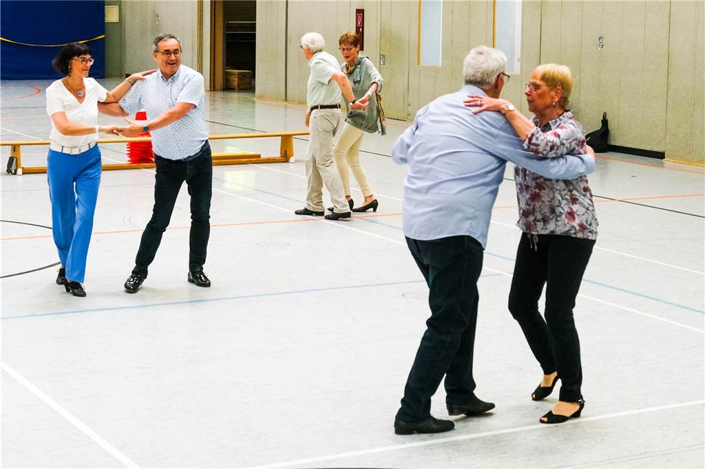 Von Tanz bis Kampf: VFL Ahaus sorgt zum 130-Jährigen für viel Bewegung Auch eine Tanzabteilung hat der VFL Ahaus zu bieten. In der Vestersporthalle zeigten die Tänzerinnen und Tänzer am vergangenen Sonntag Gesellschaftstänze zu passender Musik.