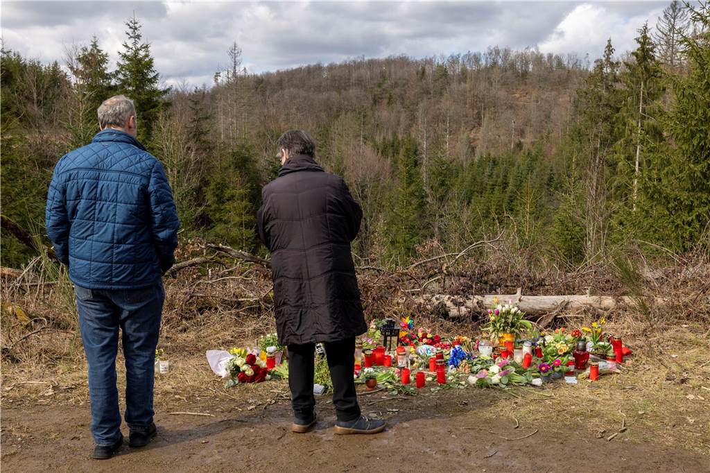 Abschied von Luise: Trauerfeier für getötete Zwölfjährige Auch eine Woche nach der Tat suchen immer noch Menschen die Stelle im Wald auf, an der das Mädchen verstorben ist und nehmen Abschied von Luise.