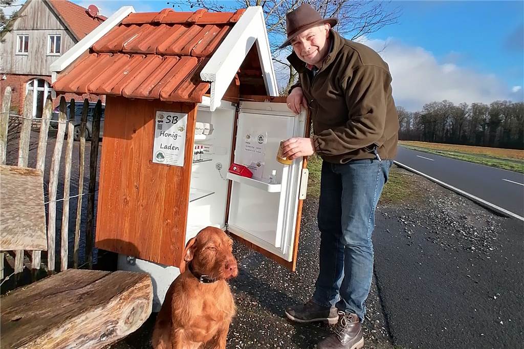 Münsterland Zeitung begleitet Legdener Hobbyimker durch das Bienenjahr Auch einen eigenen kleinen Honigladen hat Antonius Schulze-Beikel.
