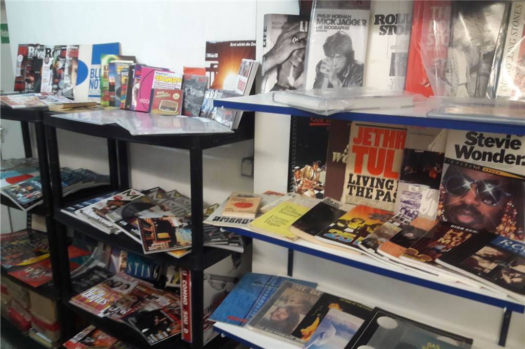 In Dorsten eröffnet wieder ein Plattenladen: Rund 25.000 Vinyl-LPs Auch einen eigenen Verkaufsbereich für Bücher, Zeitschriften und Album-Veröffentlichungen von Dorstener Musikern wird es geben.
