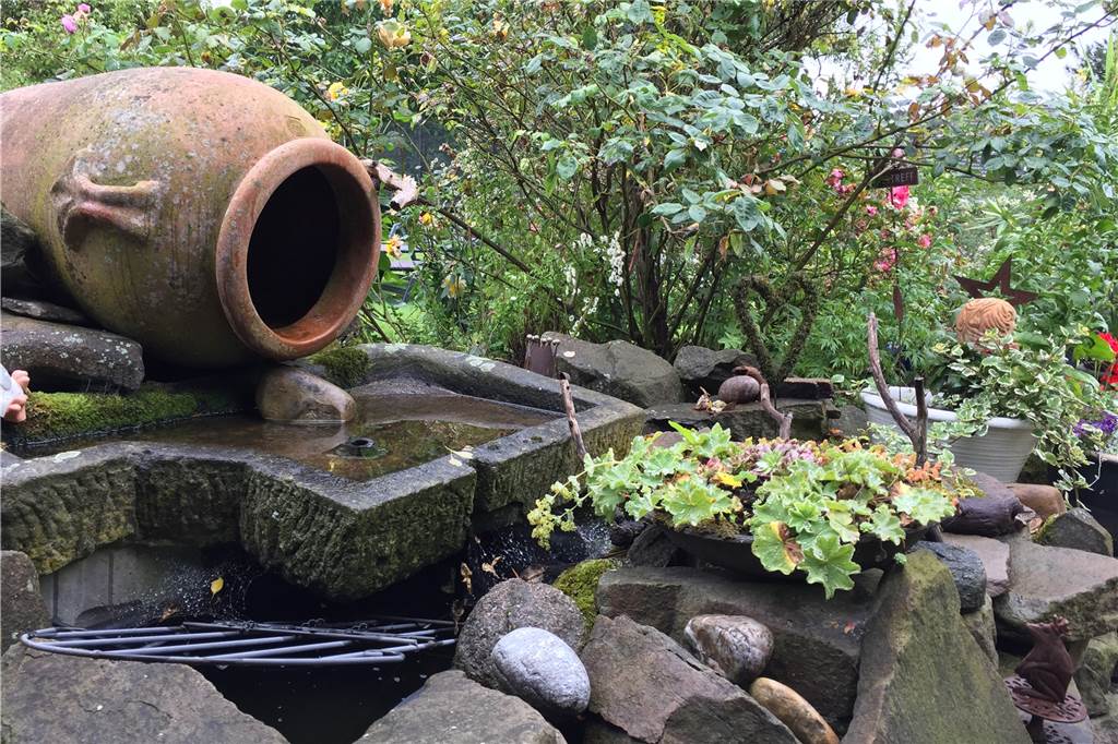 Mit Backpulver, Hefe und Zucker zum idyllischen Traumgarten Auch einen kleinen Wasserlauf hat das Ehepaar angelegt