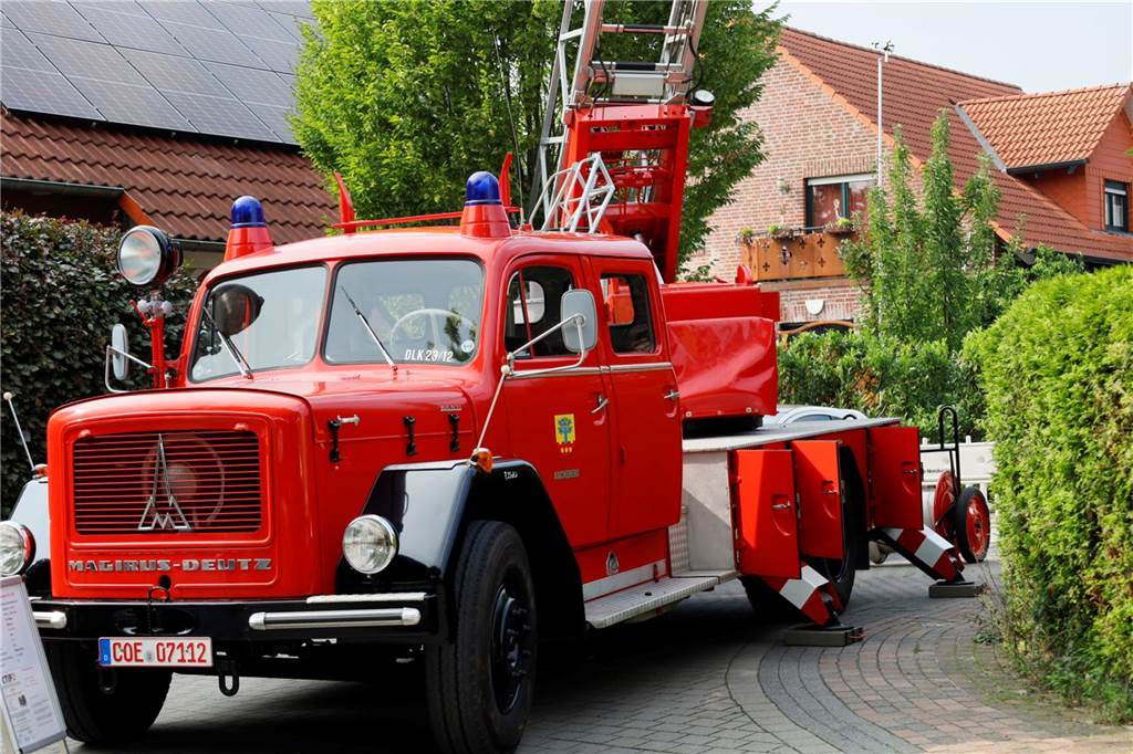 Löschzug Capelle begeistert mit Bobbycars, Oldtimerfahrzeug und Fontänen Auch einen Oldtimer gab es zu betrachten.