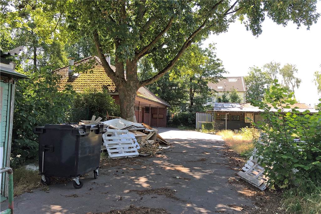 Auf dem Sportplatz „Im Rauhen Holz“ entsteht ein Wohnquartier - Anwohner sind verunsichert Auch einge Müllberge gehören zum verwaisten Sportplatz.