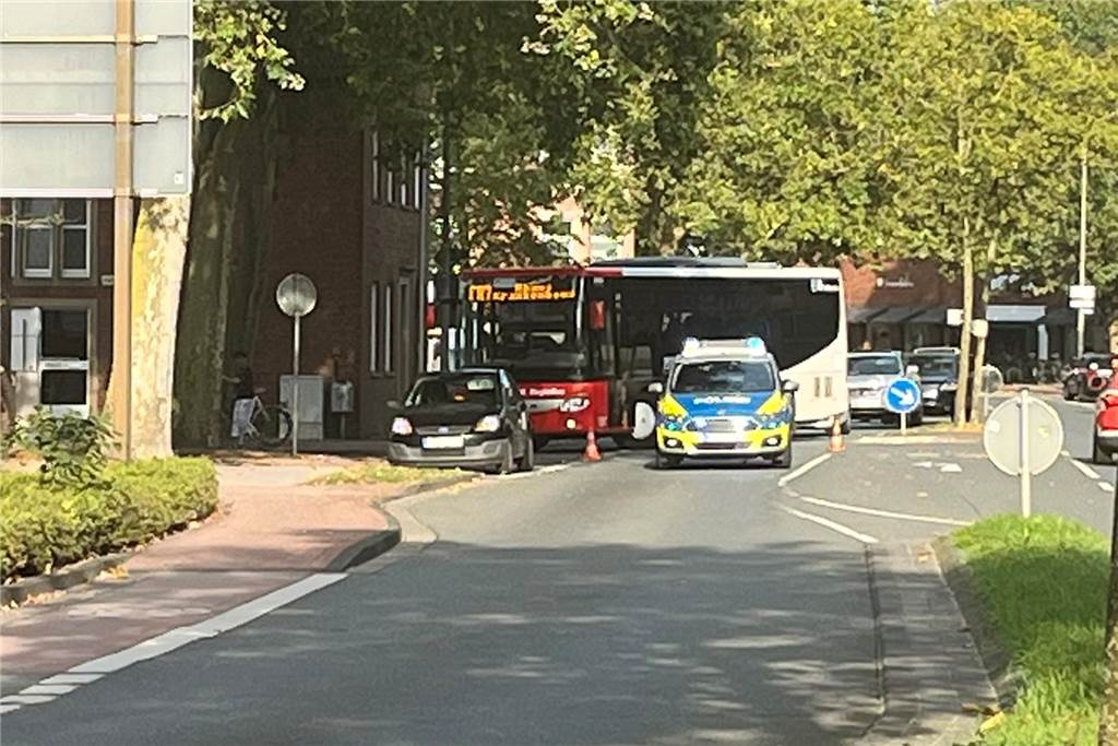 Kreisverkehr an der Königstraße im Berufsverkehr gesperrt Verkehrschaos auf der Königstraße